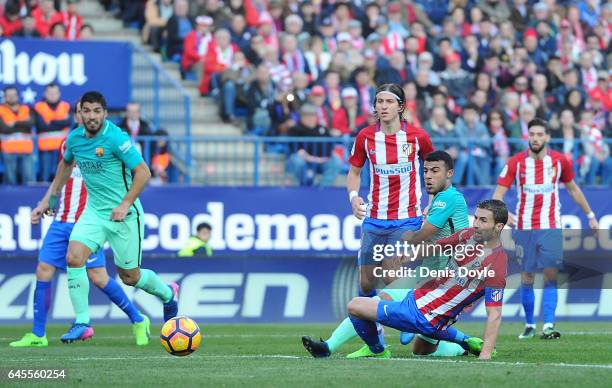 Rafinha Alcantara of FC Barcelona shoots Gabi Fernandez of Club Atletico de Madrid to score his team's 1st goal during the La Liga match between Club...