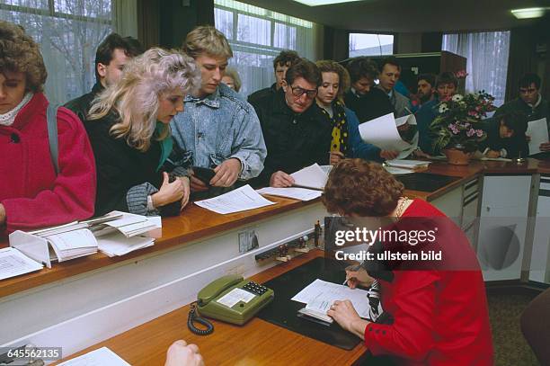 Begrüssungsgeld für die "DDR"- Besucher am Sonnabend, dem 11. 09 1989, am dritten Tag nach der Mauer Öffnung in Berlin , die Banken setzen einen...
