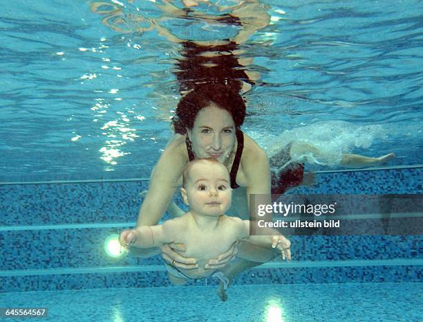 Wasser , Bassin, Mutter und Tochter bei der ersten Baby Schwimmstunde Hinweis: die abgebildeten Personen dürfen nicht mit Namen versehen werden