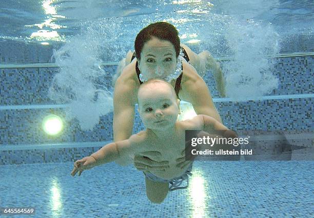 Wasser , Bassin, Mutter und Tochter bei der ersten Baby Schwimmstunde Hinweis: die abgebildeten Personen dürfen nicht mit Namen versehen werden