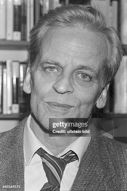 Klaus Kinski während einer Pressekonferenz im Berliner HOTEL KEMPINSKI, Portrait Berlin Schauspieler Enfant Terrible, BERLIN