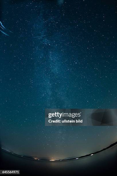 Blick auf den Sternenhimmel ueber dem Chiemsee am 13. August 2015 bei Seebruck.