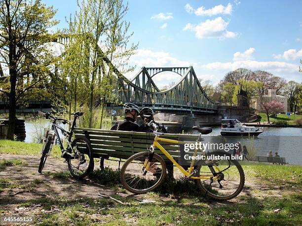 Glienicker Brücke im Frühjahr , Frühling , Sitzbank ,Bäume Fahrräder Boot Havel , der Blick von Berlin nach Potsdam auf die Villa Schöningen