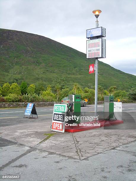 Inmitten der Küstenlandschaft am Atlantik steht an der touristischen Straße "Ring of Kerry" diese Tankstelle, aufgenommen am 16. Juli 2015 in der...