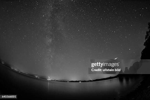Eine Sterneschnuppe leuchte am Sternenhimmel ueber dem Chiemsee am 12. August 2015 bei Seebruck.