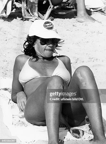 Tel Aviv, people at the beach, woman with basecap