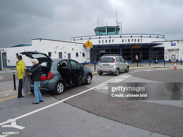 Zwei Passagiere entladen in der Kurzparkzone vor dem irischen Regionalflughafen Kerry aus ihren Auto Gepäck, aufgenommen am 27. Juli 2015