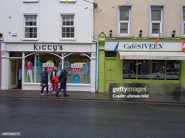Geschäfte in der Hauptstraße, aufgenommen an einem regnerischen Tag am "Ring of Kerry" in dre Kleinstadt Cahersiveen am 16. Juli 2015