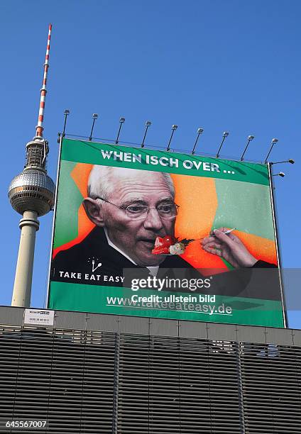 Grossflaechen-Werbung mit Politikern auf einem Parkhaus in der City Berlins fuer einen Lieferservice per Fahrradkurier. Die im Lichte sieht man, die...