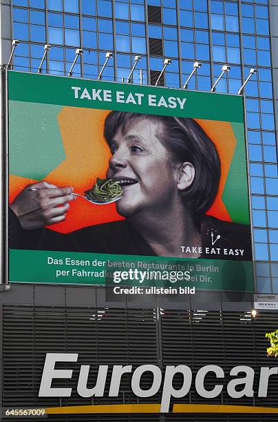 Grossflaechen-Werbung mit Politikern auf einem Parkhaus in der City Berlins fuer einen Lieferservice per Fahrradkurier. Die im Lichte sieht man, die...