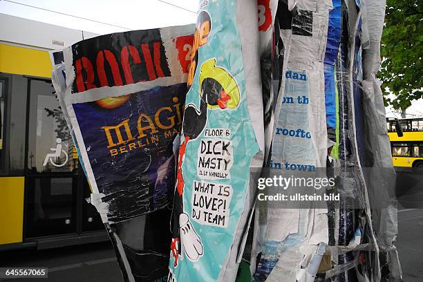 Wilde Plakatierung auf Lichtmast am Strassenrand in der City am Alexanderplatz