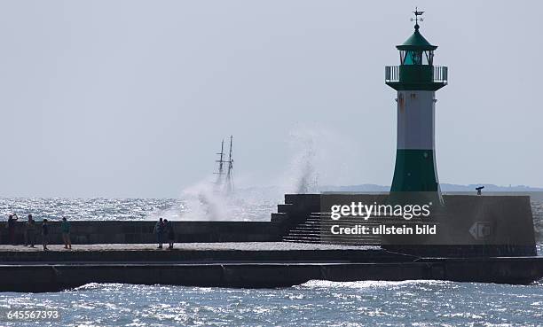 Der Ostwind mit sechs Windstaerken sorgte fuer ein besonderes Schauspiel am Leuchtturm Sassnitz auf der Insel Ruegen. Hohe Wellen krachten gegen die...