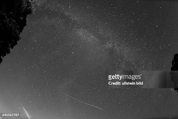 Eine Sterneschnuppe leuchte am Sternenhimmel ueber dem Samerberg am 10. August 2015 bei Grainbach.