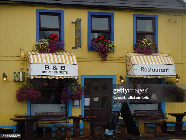 Farbige Fassade eines Gasthauses, aufgenommen in der Kleinstadt Sneem am "Ring of Kerry" am 16. Juli 2015