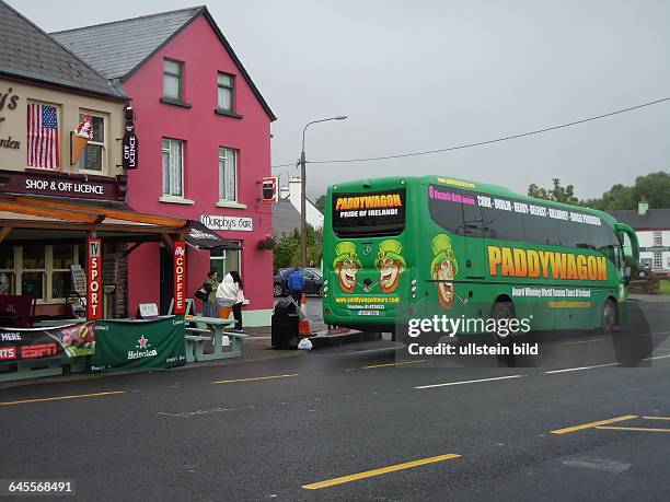 Ein irischer Reisebus, aufgenommen in der Kleinstadt Sneem am "Ring of Kerry" am 16. Juli 2015