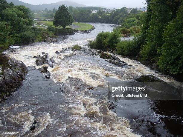 Ein breiter Gebirgsfluss führt Hochwasser im Sommer, aufgenommen in der Kleinstadt Sneem am "Ring of Kerry" am 16. Juli 2015