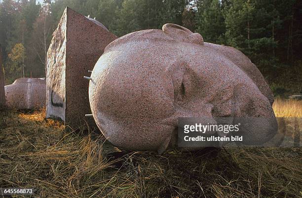 Die Teile des Lenin-Denkmals hier auf einem Gelaende in Mueggelheim,Koepenicker Forst 1991 abgelagert und anschliessend vergraben.Jetzt kann mit den...