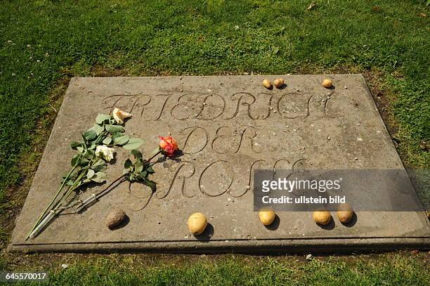 Das GRAB neben dem SCHLOSS SANSSOUCI in POTSDAM , Kartoffeln als Dankesgabe auf der Grabplatte der Gruft, daneben die Gräber seiner HUNDE, WINDSPIELE