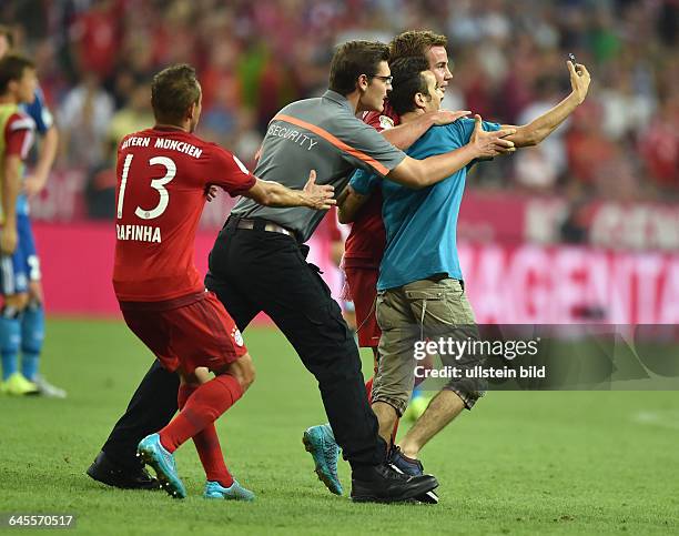 Fussball, Saison 2015/2016, 1. Bundesliga, 1. Spieltag,FC Bayern München - Hamburger SV 5:0,Ein Fan stürmt nach dem Spiel das Spielfeld und macht ein...