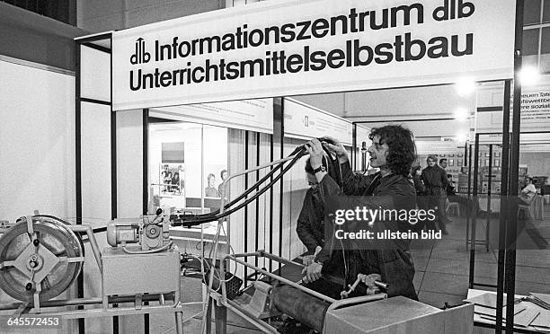 Stand des Informationszentrums Unterrichtsmittel-Selbstbau. Leipzig DDR, 17. 11. 1972. Die Ausbildung des Nachwuchses zum Facharbeiter genießt im...
