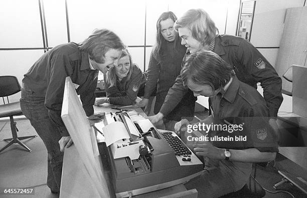 Kollektiv bei Freizeitgestaltung auf der Messe. Leipzig DDR, 17. 11. 1972. Die Ausbildung des Nachwuchses zum Facharbeiter genießt im Arbeiter- und...