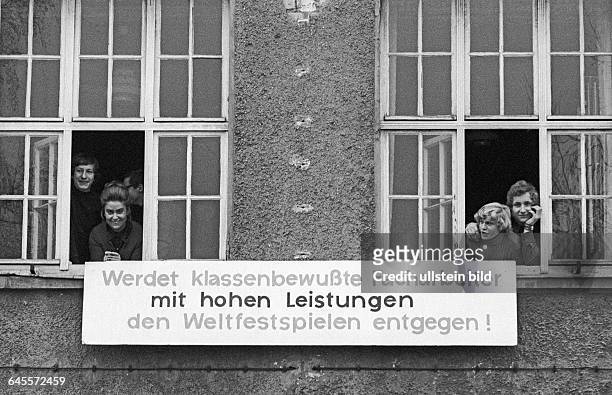 Auszubildende im Lehrlingsheim der Berufsfachschule. Schkeuditz DDR, 17. 11. 1972. Die Ausbildung des Nachwuchses zum Facharbeiter genießt im...
