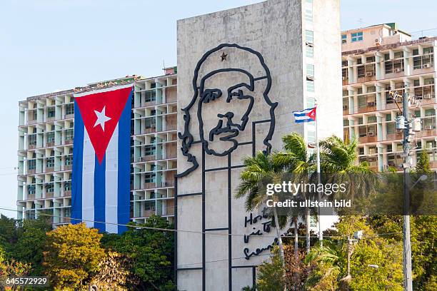 Das kubanische Innenministerium mit kubanischer Flagge und dem Porträt des Revolutionärs Che Guevara an der Fassade am auf dem Platz der Revolution...