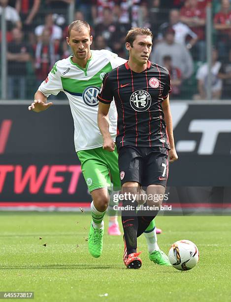 Fussball, Saison 2015/2016, 1. Bundesliga, 1. Spieltag,VfL Wolfsburg - Eintracht Frankfurt 2:1,Stefan Reinartz , re., gegen Bas Dost