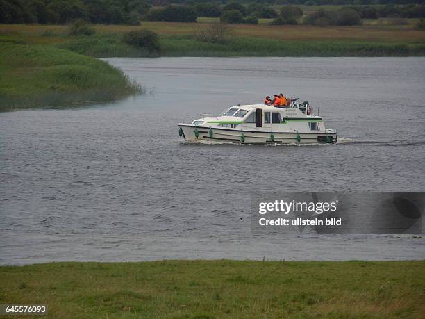 Auf dem längsten Fluss Irlands, dem Shannon River, fahren auch Hausboote von Touristen, aufgenommen am 20. Juli 2015 bei Shannonbridge