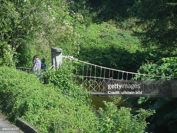 Die älteste Hängebrücke aus Eisen in Irland, aufgenommen im Schlosspark von Birr am 20. Juli 2015