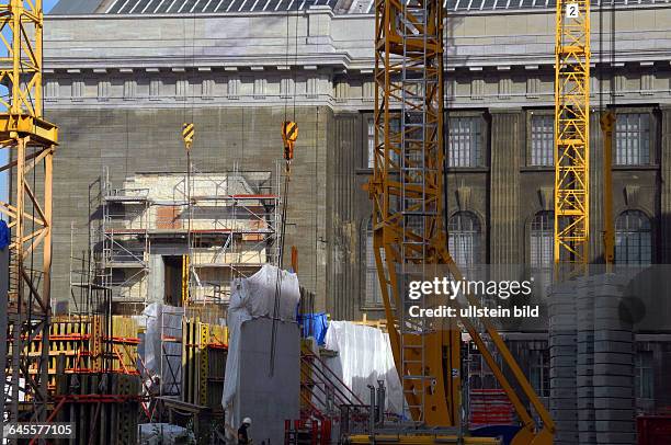 Am erfolgte die Grundsteinlegung fuer den Neubau des Neuen Eingangsgebaeudes zur Museumsinsel, der James-Simon-Galerie auf der Museums-Insel Berlin....