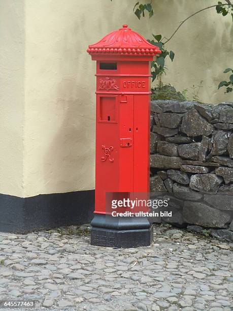 Typischer britischer roter Briefkasten, aufgenommen im Folklore Freilichtmuseum bei Bunratty Castle am 21. Juli 2015