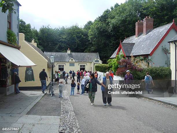Nachgebaute Dorfstraße, aufgenommen im Folklore Freilichtmuseum bei Bunratty Castle am 21. Juli 2015