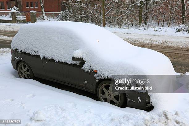 Weather, severe winter, snow, traffic, automobile completely covered in snow, D-Oberhausen, D-Oberhausen-Sterkrade, Sterkrade-Schmachtendorf, Lower...