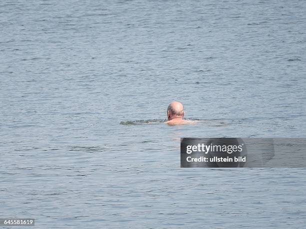 Schwimmen in der Dahme in Eichwalde bei Berlin.