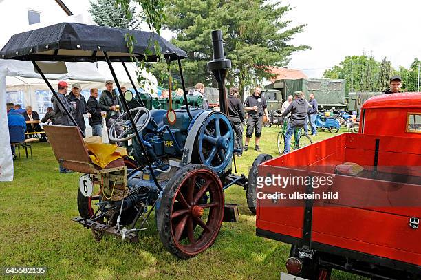 Oldtimer-Traktoren zu einem Dorffest im Leipziger Land, historische Landtechnik gut gepflegt, vorn ein Lanz Bulldog mit 12 PS aus den zwanziger Jahren