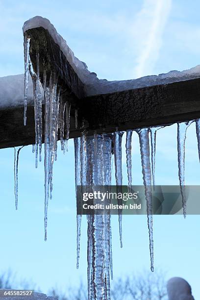 Weather, severe winter, coldness, ice, icicles, accident risk, D-Oberhausen, D-Oberhausen-Sterkrade, Lower Rhine, Ruhr area, North Rhine-Westphalia,...