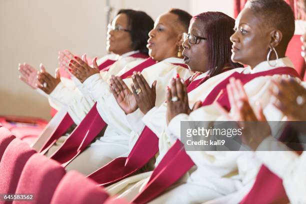 grupo de mujeres maduras negras túnicas iglesia - música gospel fotografías e imágenes de stock