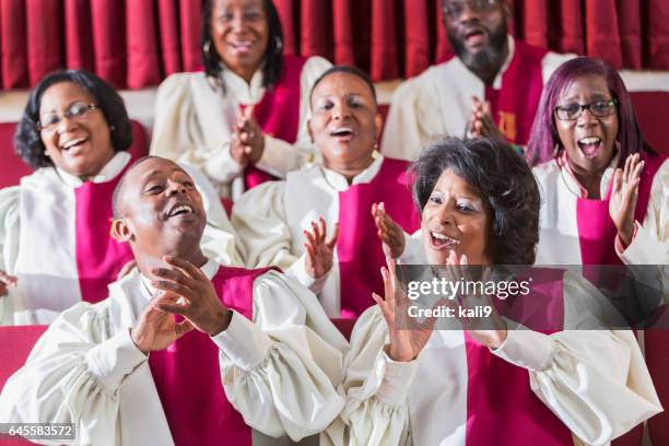 mulheres negras maduras e homens cantando no coro da igreja - igreja - fotografias e filmes do acervo