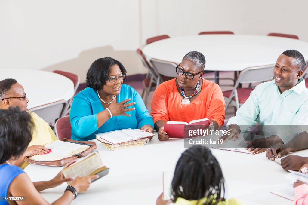 Reunión de estudio americanos africano hombres y mujeres en la Biblia