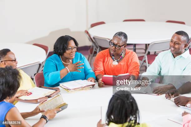 uomini e donne afroamericani alla riunione di studio della bibbia - small group of people foto e immagini stock