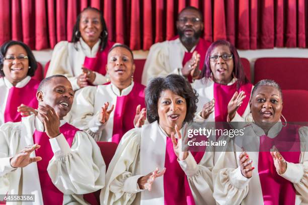 rijpe zwarte vrouwen en mannen in het kerkkoor zingen - gospel music stockfoto's en -beelden