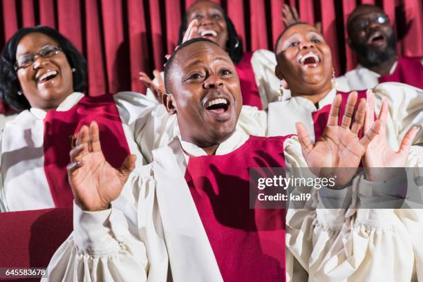 volwassen zwarte man met de groep, in het kerkkoor zingen - gospel music stockfoto's en -beelden