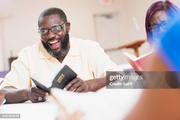 reife schwarze mann spricht im bibelstudium treffen - african american church stock-fotos und bilder