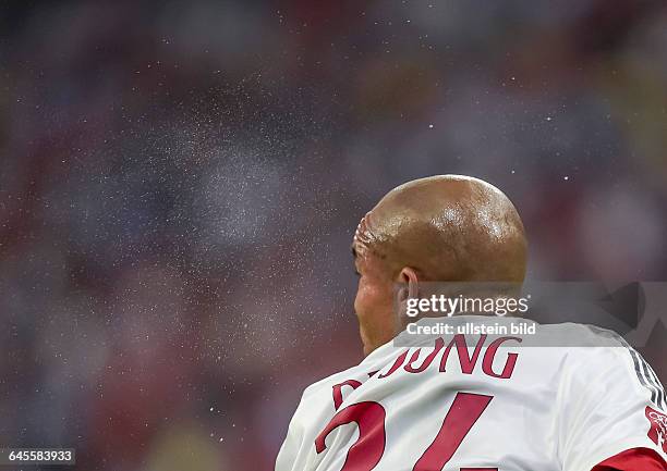 Wassertropfen spritzen von der Stirn von Nigel de Jong waehrend dem Fussball AUDI CUP 2015 Bayern Muenchen gegen AC Mailand in der Allianz Arena am...