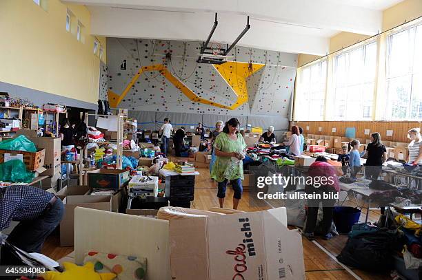 In der Dörrenbachhalle in Lebach kommen kistenweise Kleider- und Sachspenden für die Flüchtlinge in Lebach an. Die Spenden werden angenommen und...