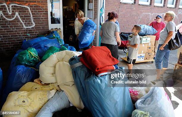 In der Dörrenbachhalle in Lebach kommen kistenweise Kleider- und Sachspenden für die Flüchtlinge in Lebach an. Die Spenden werden angenommen und...