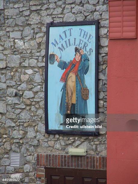 Historische Darstellung eines Biertrinkers an der Steinfassade eines Pub, aufgenommen in Kilkenny am 24. Juli 2015