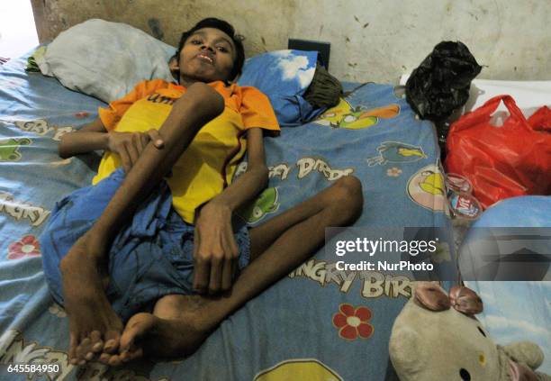 Rollin Handika suffering from severe malnutrition in the body decreases as the place to stay on land owned by the common tomb in Rawamangun, Jakarta,...