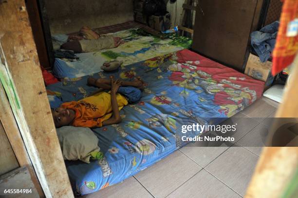 Rollin Handika suffering from severe malnutrition in the body decreases as the place to stay on land owned by the common tomb in Rawamangun, Jakarta,...